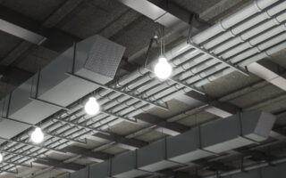 Hurtownia wentylacyjna – jakie elementy są kluczowe przy budowie systemu wentylacji?